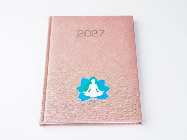 Kalendarz książkowy z ozdobną okładką 2027