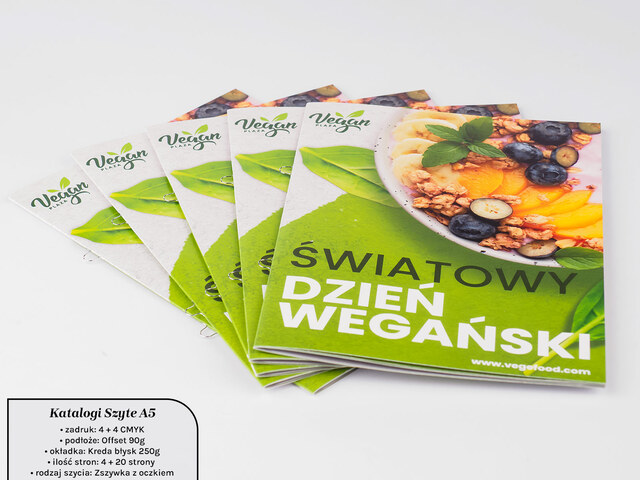 Kilka katalogów A5 ułożonych w wachlarz na jasnym tle
