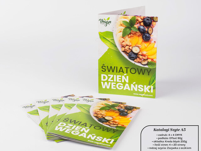 Zamknięty katalog A5 z minimalistyczną okładką, widok z góry