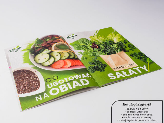 Katalog szyty A5 otwarty na stronie z grafiką i tekstem