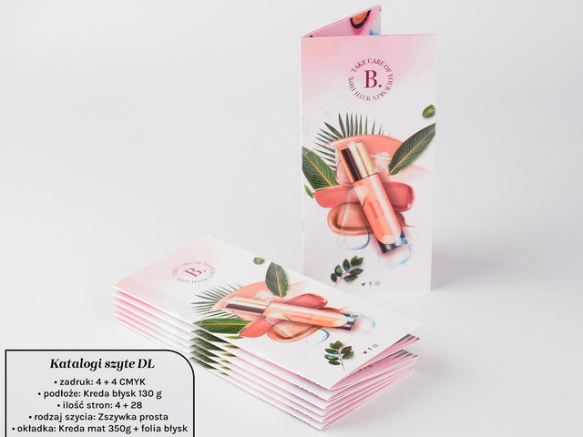 Katalog szyty DL z pionową grafiką, widoczny z profilu