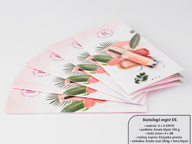 Nowoczesny katalog promocyjny DL, leżący na biurku
